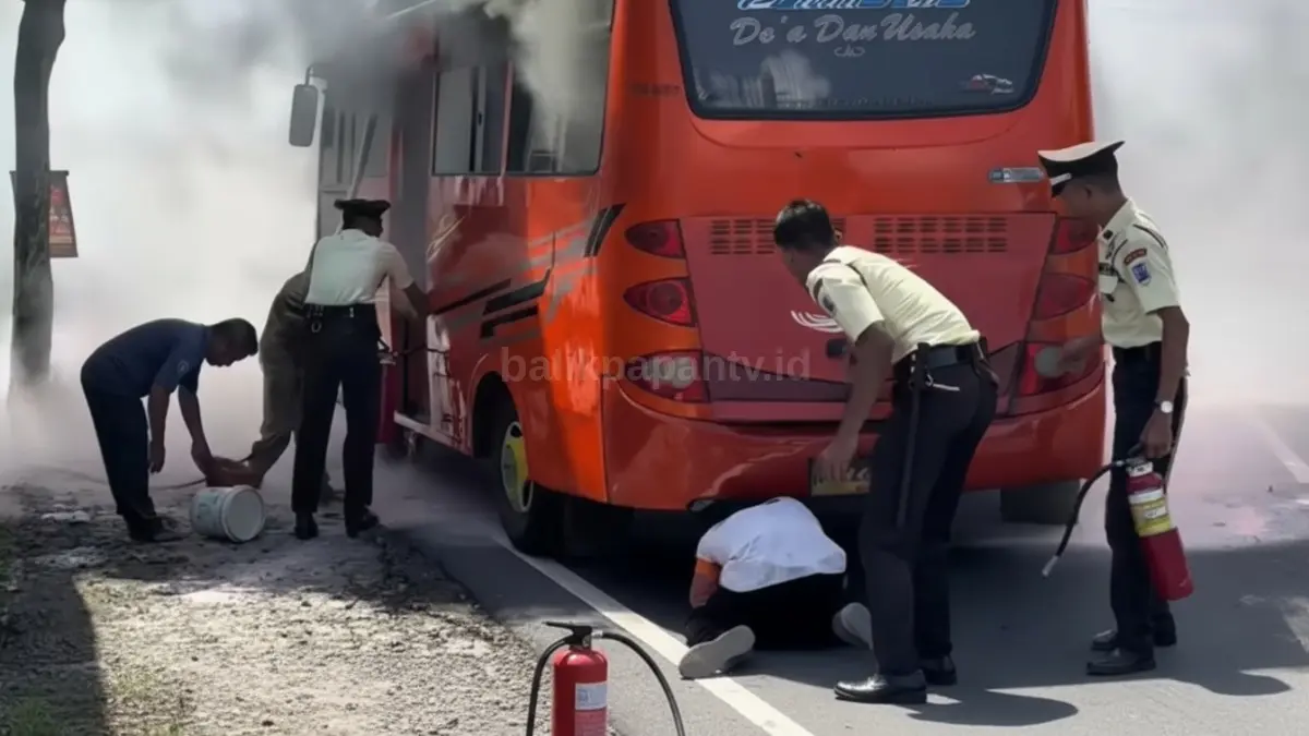 Satpam BRI Ajibarang sigap memadamkan minibus terbakar di depan kantor