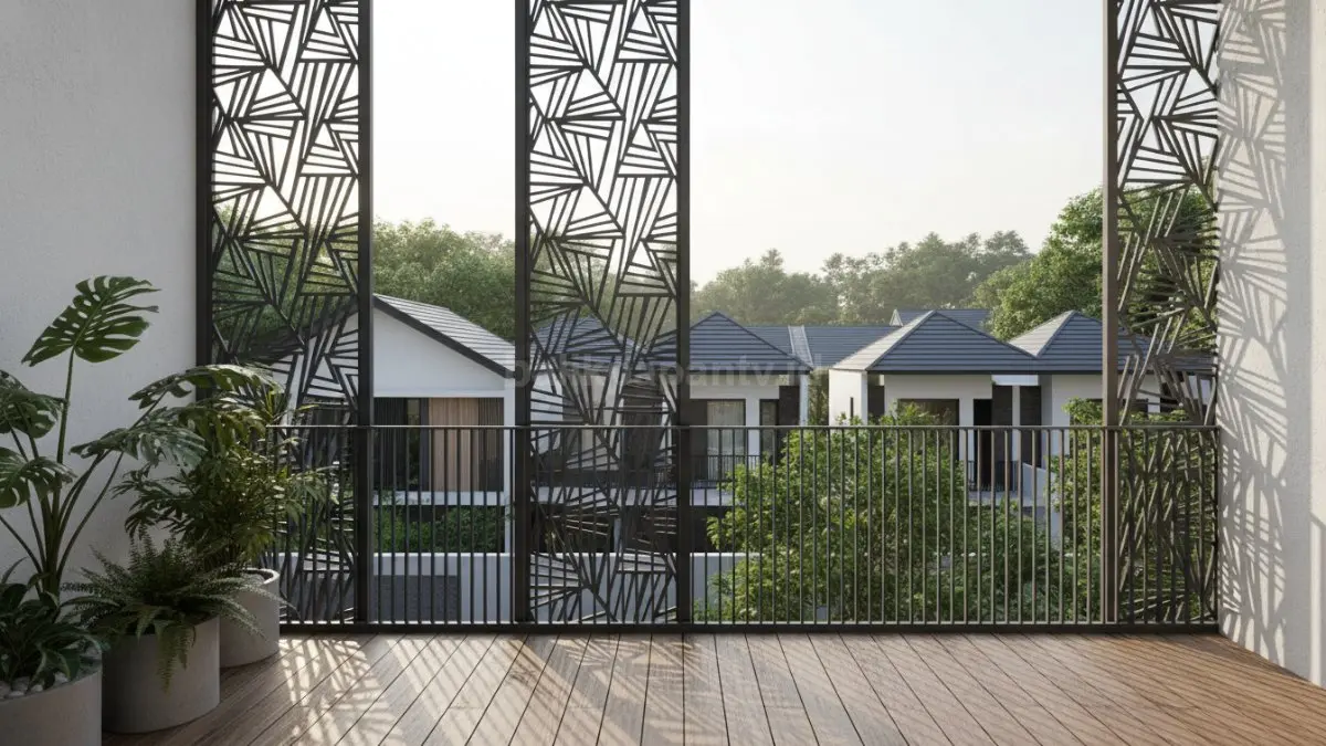 Balkon besi dengan panel laser cut menampilkan pola geometrik, menciptakan cahaya dan bayangan unik. Privasi terjaga tanpa menghalangi sirkulasi udara, cocok untuk hunian padat.