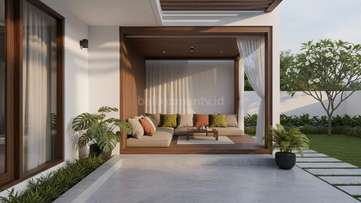 Gazebo sudut bergaya lesehan modern dengan platform kayu datar, bantal earth tone, menciptakan suasana hangat dan santai tanpa sekat kaku di teras rumah.