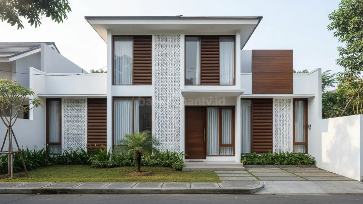 Jendela rumah minimalis dengan ventilasi jalusi dan kisi-kisi yang memungkinkan udara tetap mengalir meski tertutup, menghadirkan sirkulasi alami sekaligus menjaga privasi dan keamanan hunian.