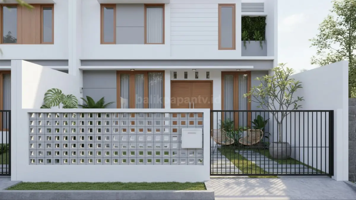 Pagar roster beton rumah kecil minimalis dengan lubang artistik, ventilasi optimal.