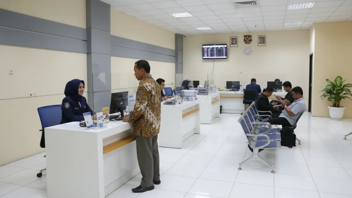 Aktivitas operasional BPR dengan suasana kantor pelayanan masyarakat
