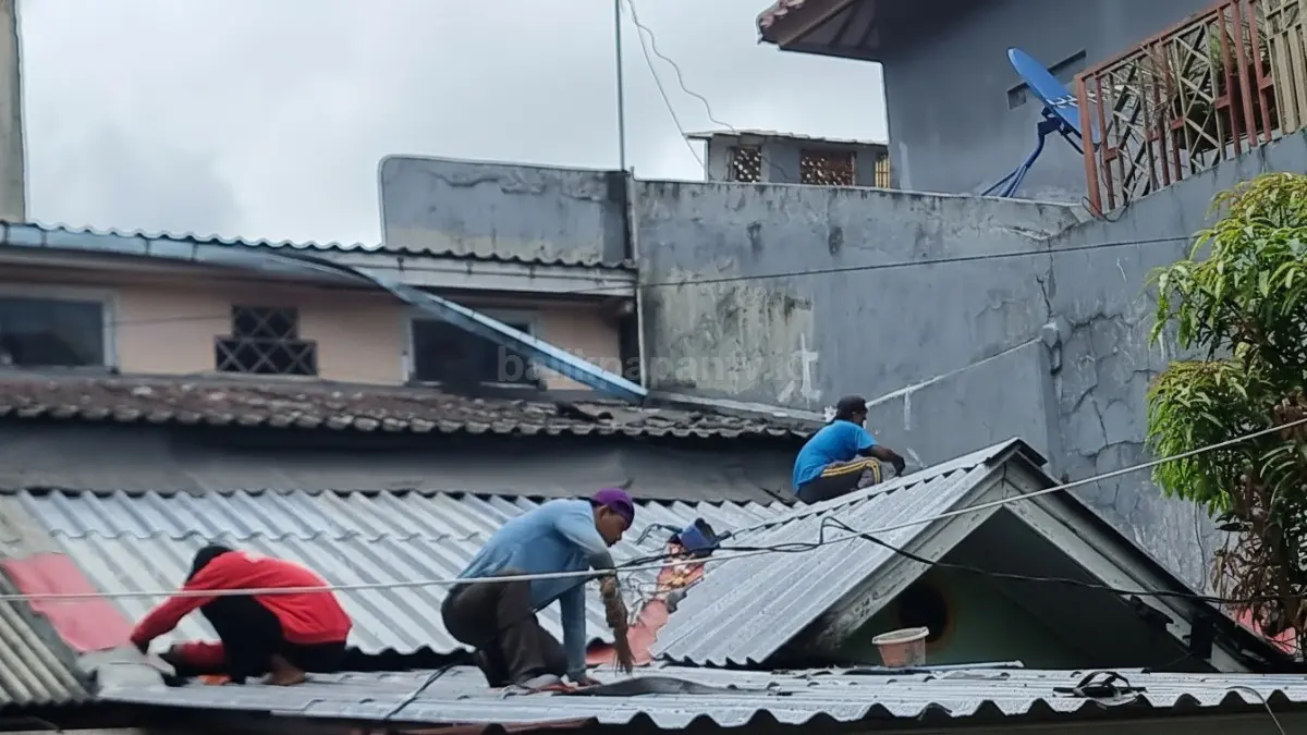 Proses penggantian atap rumah wartawan dari asbes ke Alduro yang selesai dalam 3 hari