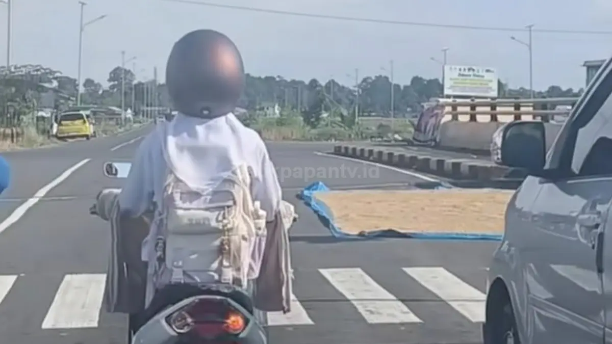Gabah dijemur di pinggir jalan Mamminasata hingga memakan badan jalan (Instagram/@abdulgf.agc)