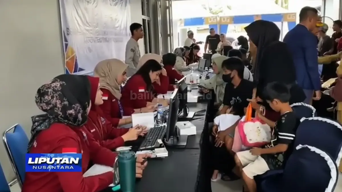Ilustrasi siswa menerima bantuan perlengkapan sekolah dari program KPC di PPU