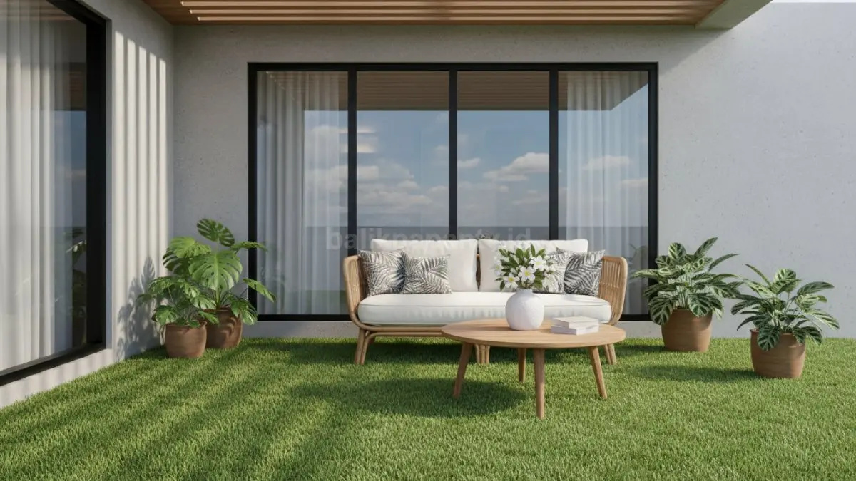 Teras rumah dengan rumput sintetis hijau rapi dan nyaman untuk santai
