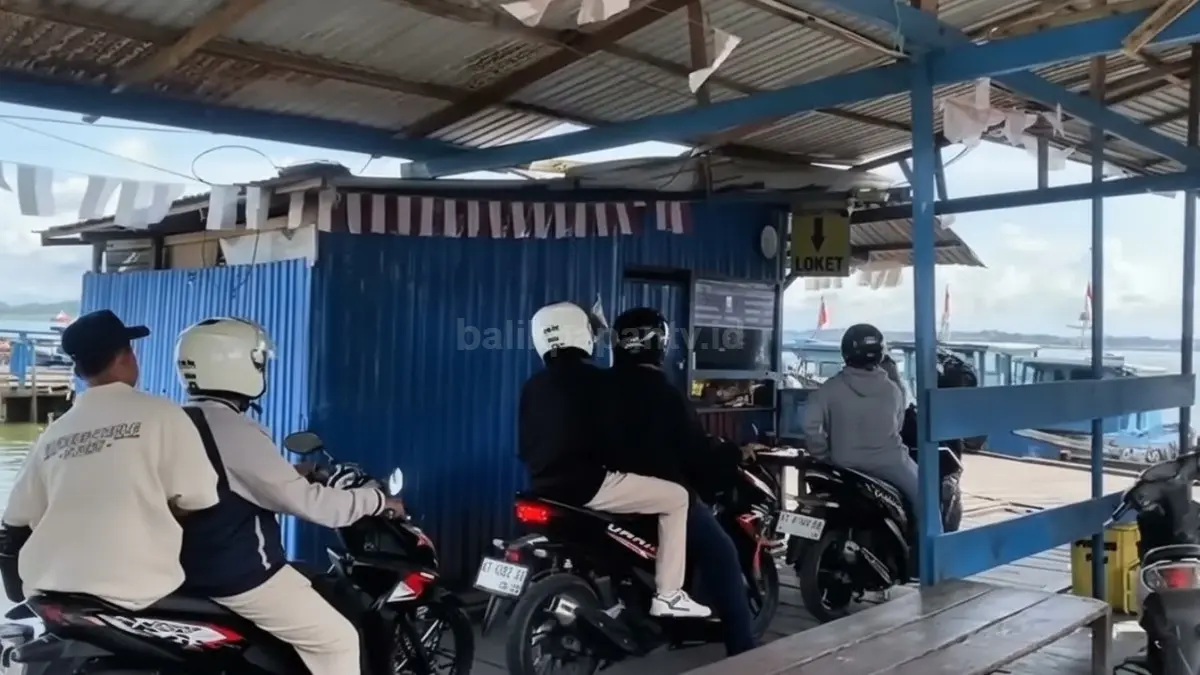 Aktivitas penumpang di Pelabuhan Speedboat Penajam dengan sistem tarif penyeberangan terbaru
