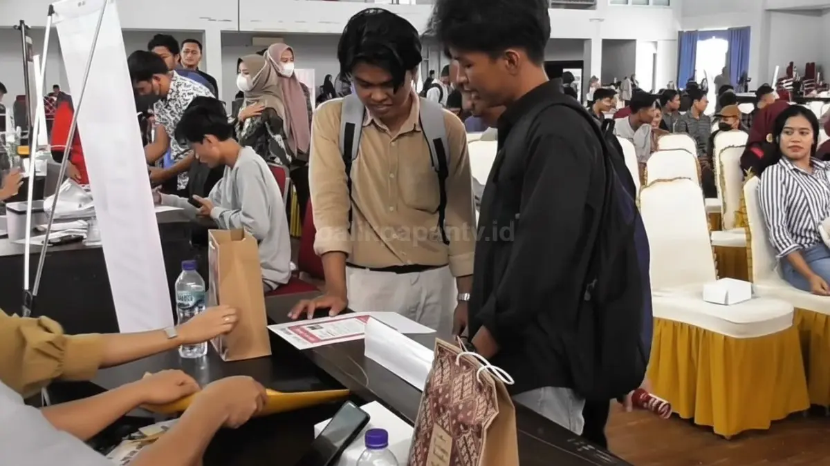 Ilustrasi lulusan muda di PPU mencari kerja, angka pengangguran meningkat