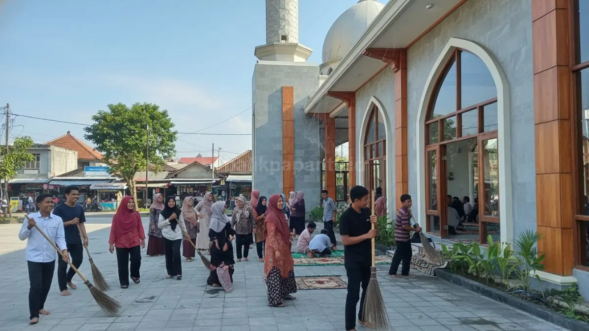 Aktivitas warga dan remaja masjid membersihkan area masjid bersama sebagai gerakan sosial yang memperkuat kebersamaan dan interaksi antarwarga di lingkungan sekitar.