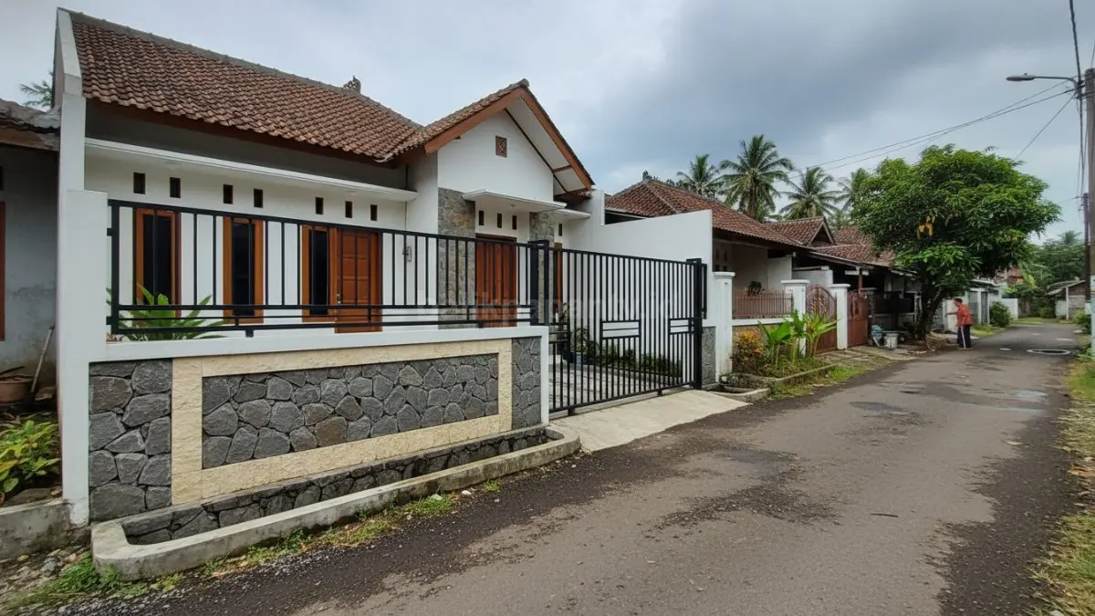 Pagar besi kombinasi dengan batu alam
