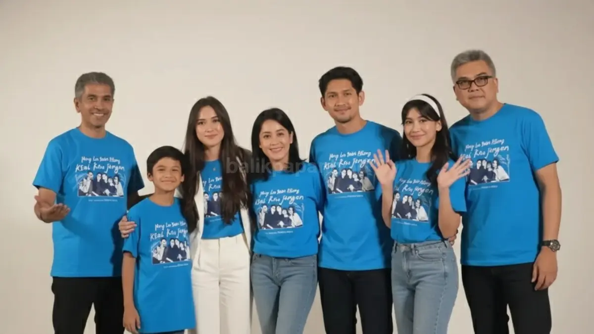 Penulis skenario Alim Sudio (pertama kanan) bersama produser Sunil Samtani (pertama kiri) dan sejumlah pemeran film Yang Lain Boleh Hilang Asal Kau Jangan" di bioskop