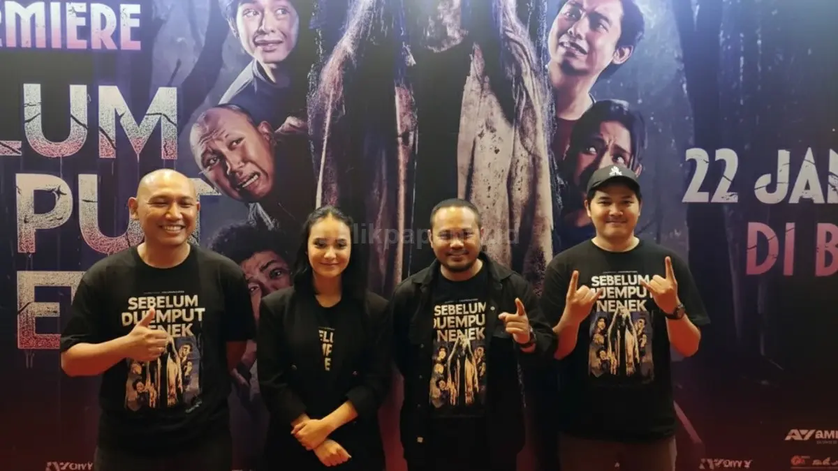 Sutradara Fajar Martha Santosa (kedua kanan) bersama para pemeran filmnya saat ditemui seusai pemutaran pratayang film "Sebelum Dijemput Nenek" di kawasan Setiabudi, Jakarta Selatan
