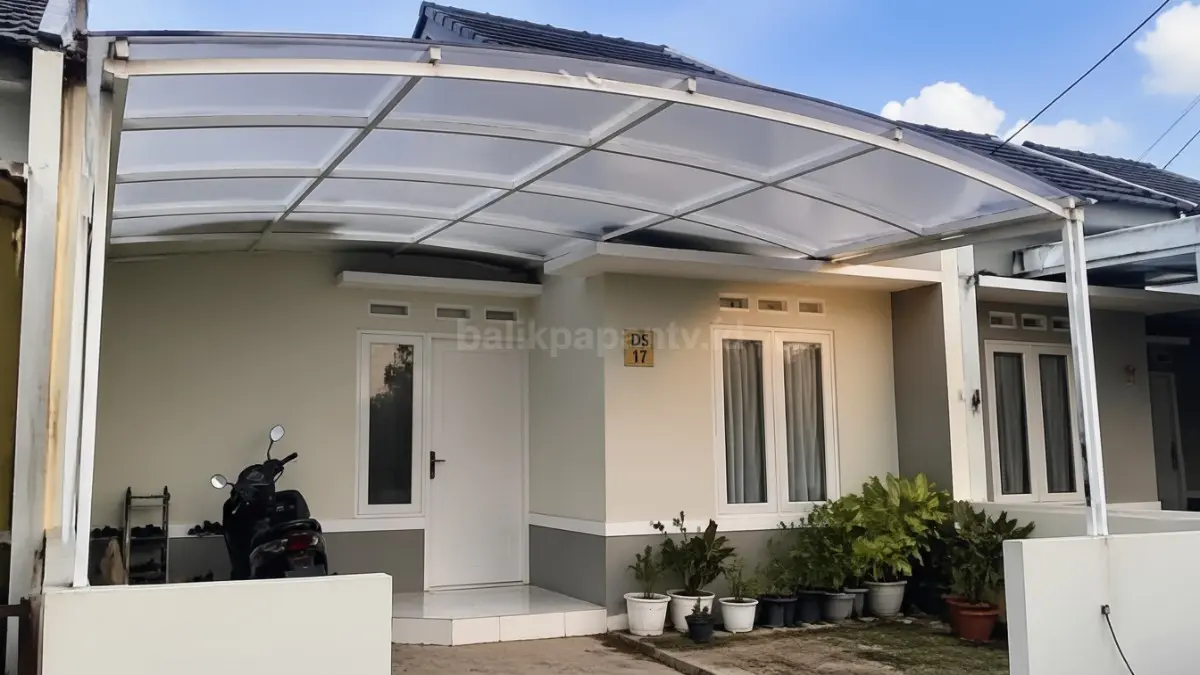 Kanopi melengkung transparan polycarbonate.