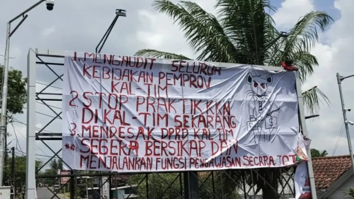 Massa aksi memadati Gedung DPRD Kaltim dengan spanduk tuntutan