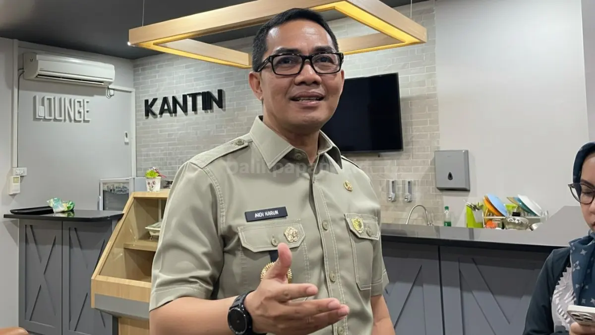 Massa aksi tertib menyampaikan aspirasi di depan gedung DPRD