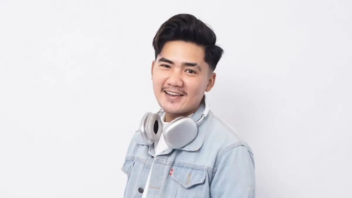Penyanyi Syahriyadi tampil dengan gaya santai, menggambarkan perjalanan dari cover hingga viral.
