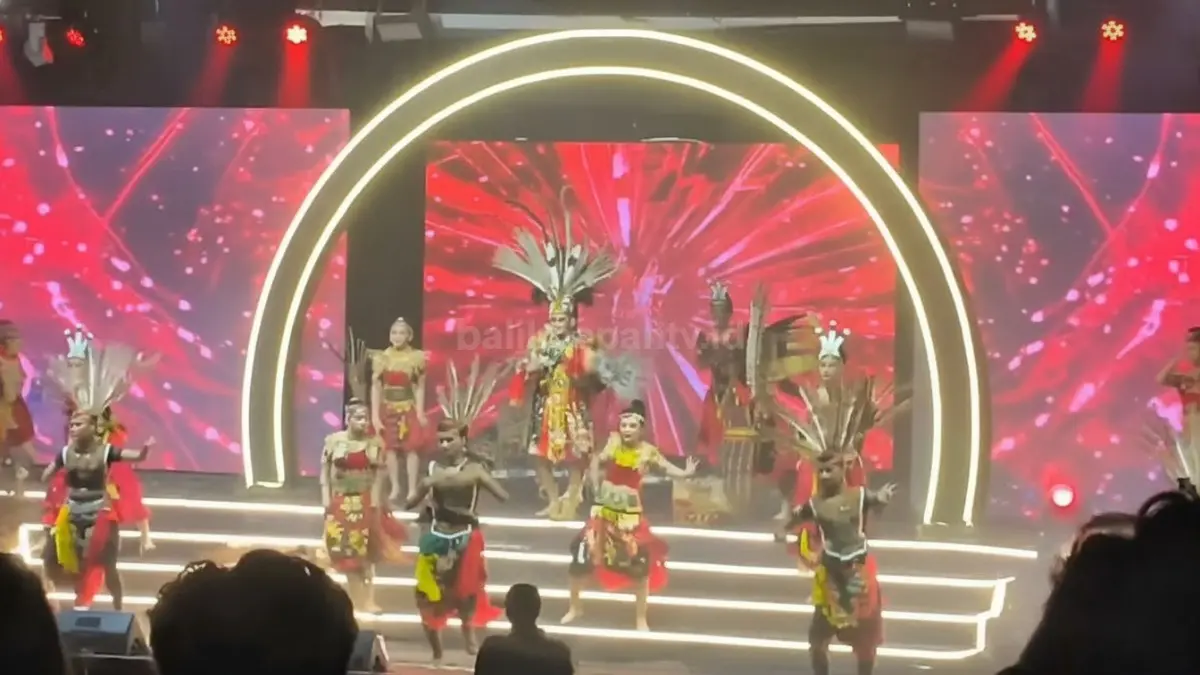Suasana grand final Duta Wisata Manuntung 2026 di Gedung Kesenian Balikpapan penuh antusias