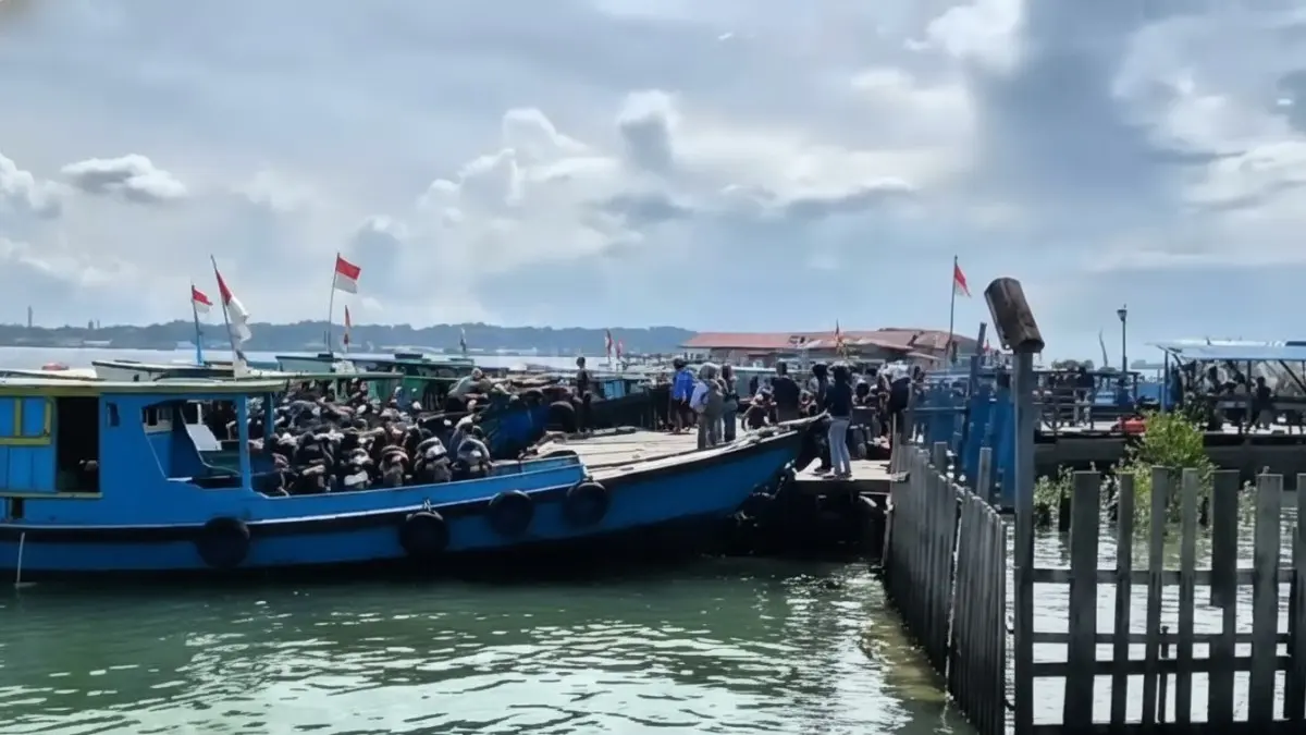 Suasana Pelabuhan Speedboat Penajam dengan kendaraan tertata rapi di kantong parkir