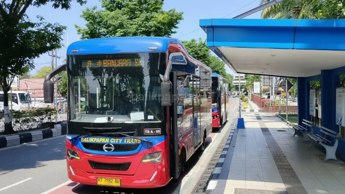 Bus BCT berhenti di halte.