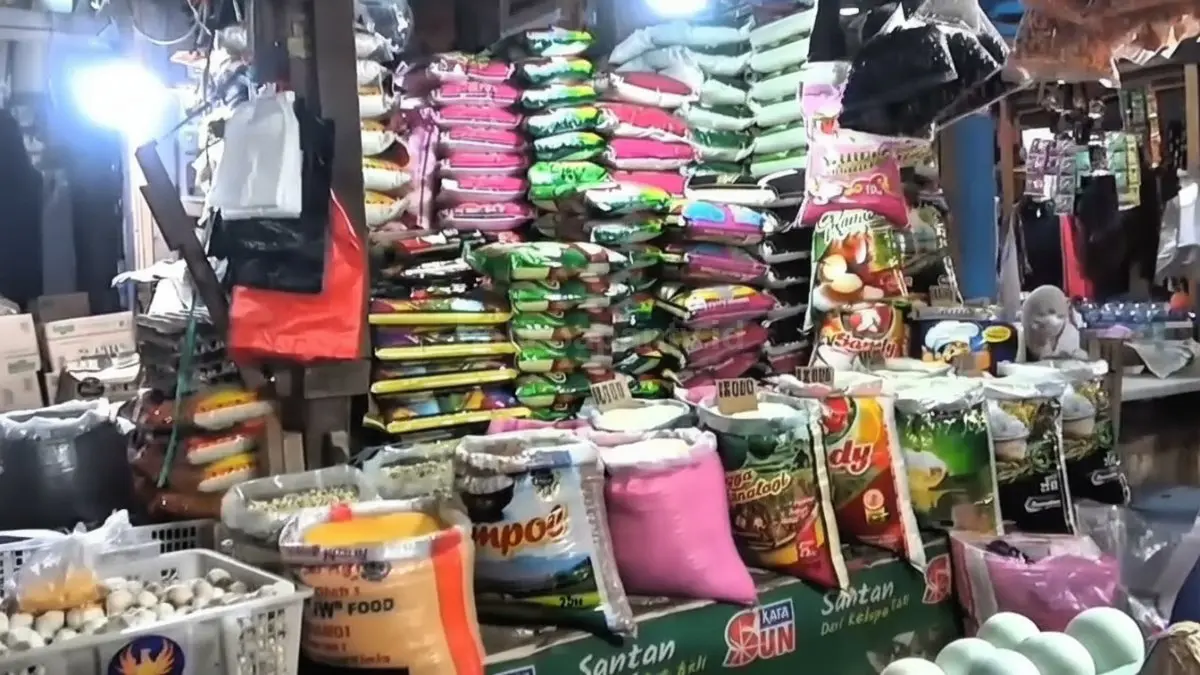 Aktivitas jual beli beras premium di Pasar Induk Nenang saat harga mengalami kenaikan