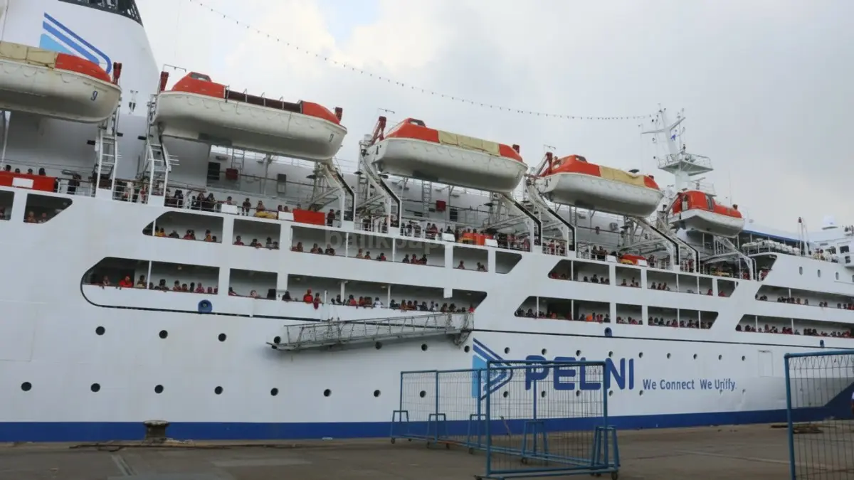 Aktivitas kapal di Pelabuhan Semayang Balikpapan dengan penurunan kunjungan kapal domestik.