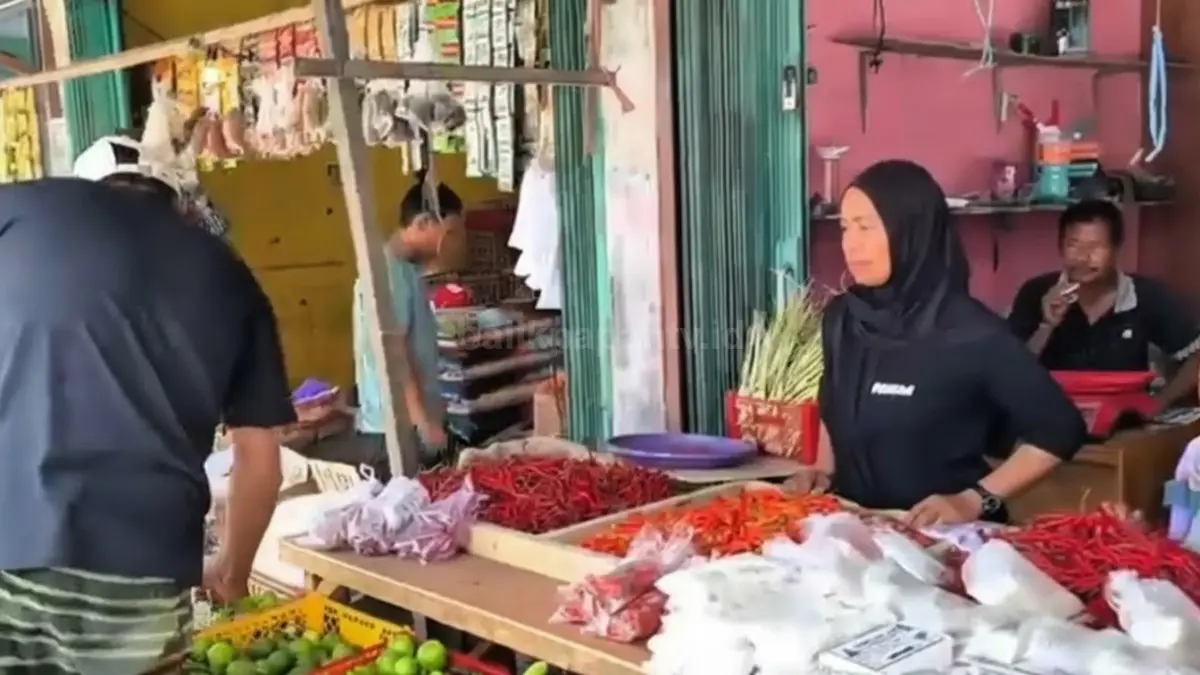 Aktivitas pasar tradisional Petung dengan pedagang cabai dan pembeli yang mulai ramai