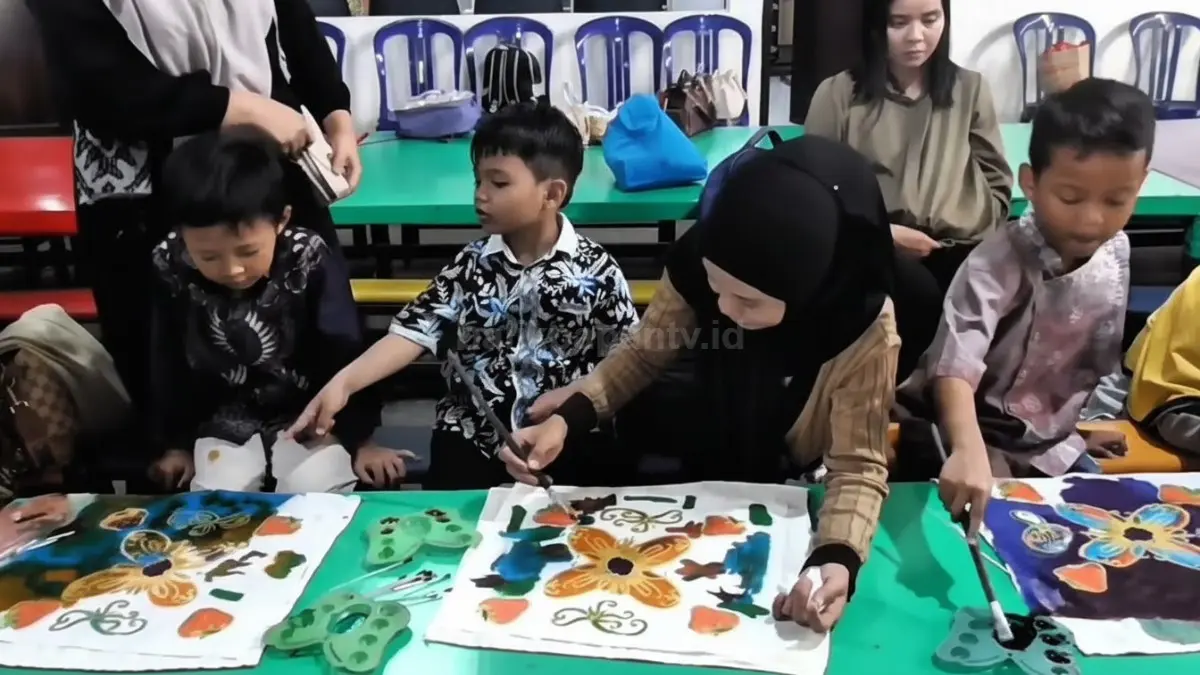 Anak TK Sari Asih mengenakan batik saat belajar langsung di Batik Shaho Balikpapan