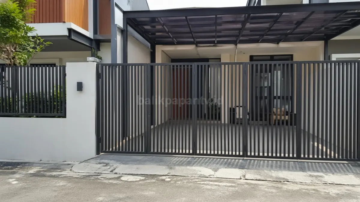 Pagar model vertikal garis lurus simpel.