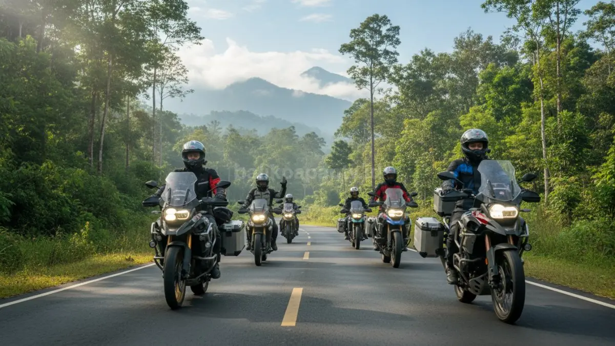 Rombongan motor touring melintasi jalan lintas Kalimantan dengan suasana kebersamaan