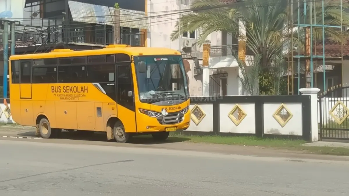 Salah satu bus sekolah terparkir di pinggir jalan di kecamatan penajam.