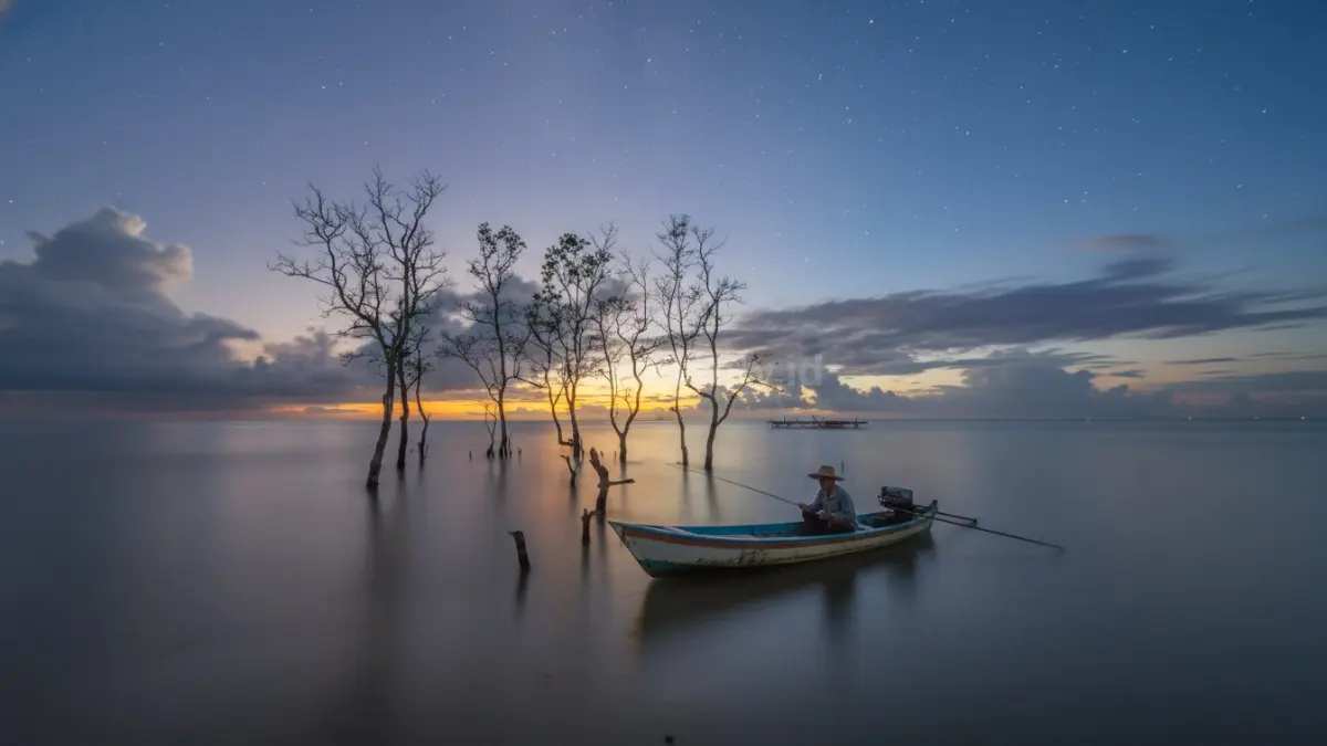Aktifitas nelayan sedang mancing ikan