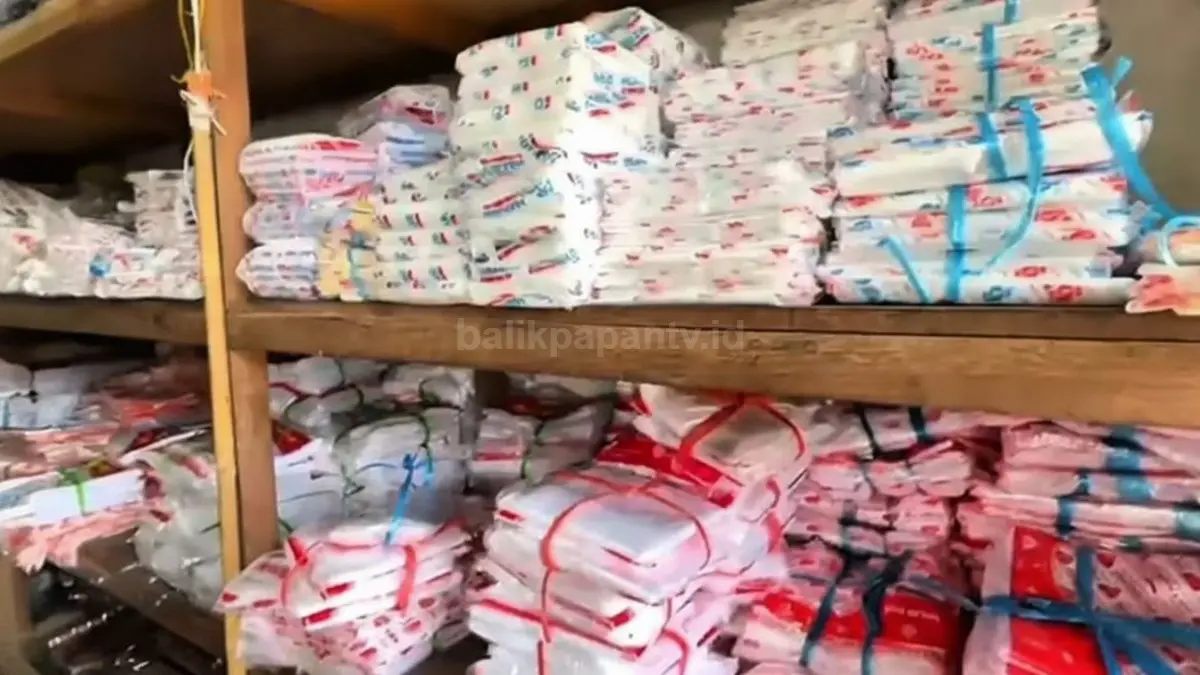 Aktivitas pedagang plastik di Balikpapan dengan harga yang terus naik