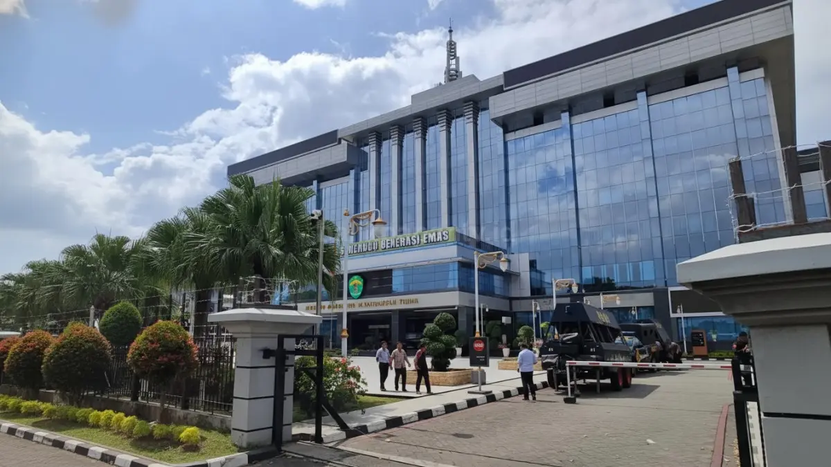 Aktivitas wartawan di depan Kantor Gubernur Kaltim saat isu larangan peliputan mencuat