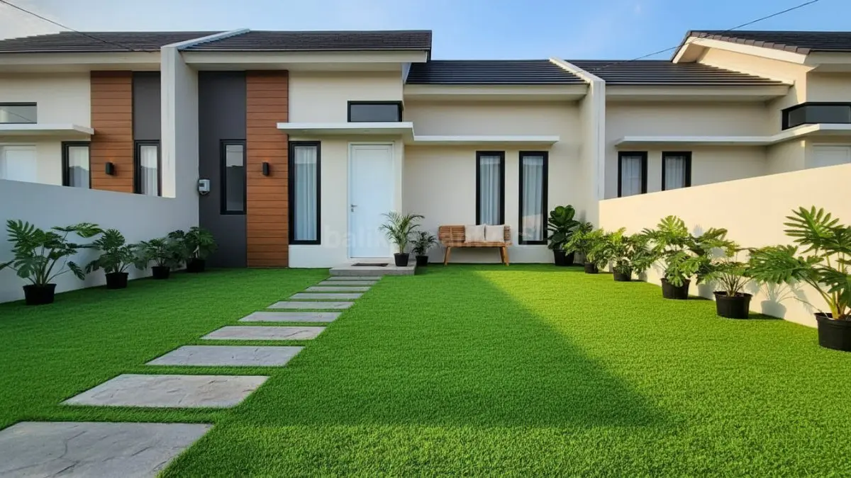 Contoh rumah kecil dengan taman sintetis minimalis yang tetap estetik