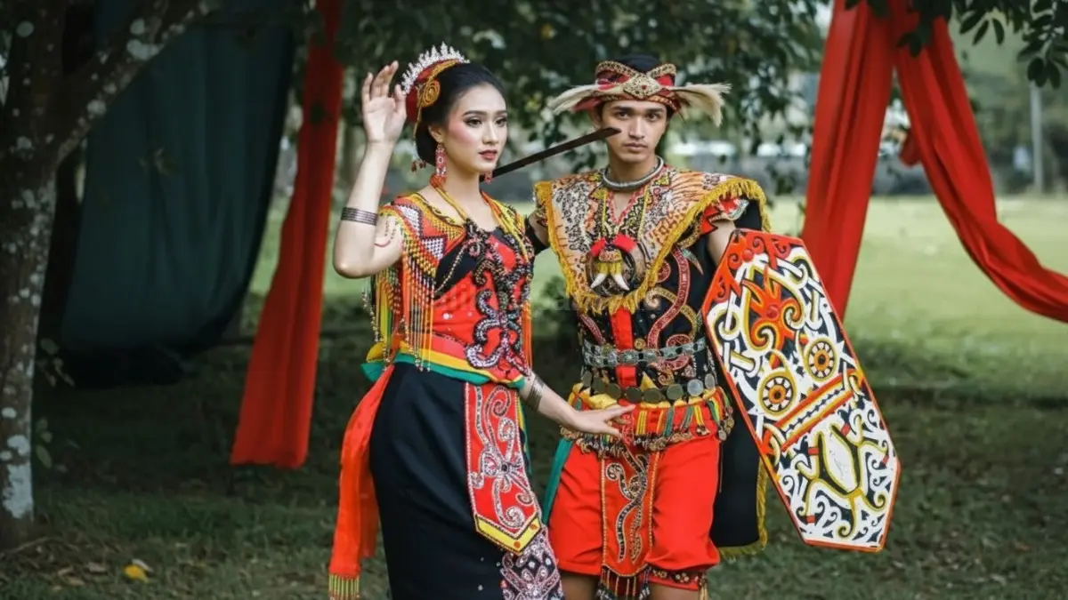 Detail busana Dayak dengan manik-manik dan bulu enggang khas