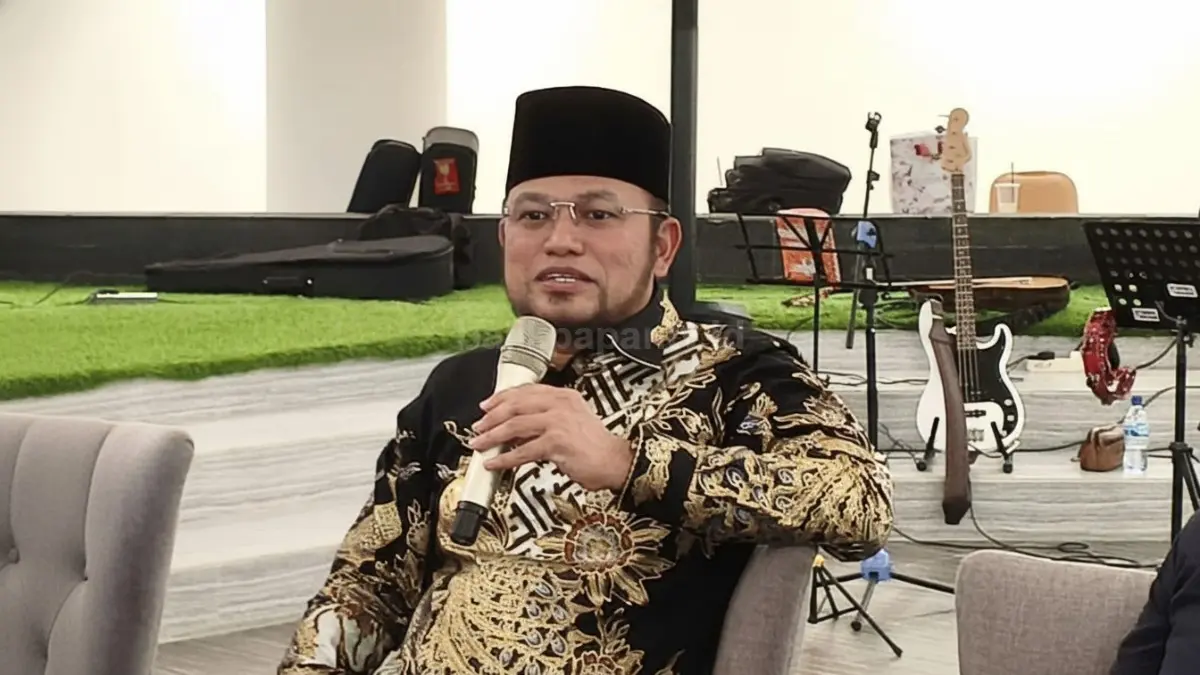 Gubernur Kaltim Rudy Mas’ud saat memberikan keterangan kepada awak media di Hotel Atlet Samarinda, Kamis (23 April 2026).