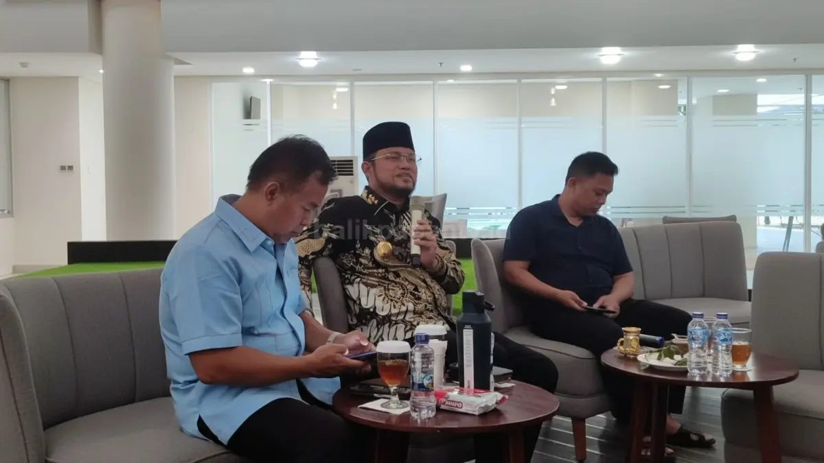 Gubernur Kaltim, Rudy Mas’ud (tengah), saat memberikan klarifikasi terkait ketidakhadirannya pada aksi demo, Selasa, 21 April 2026 lalu.