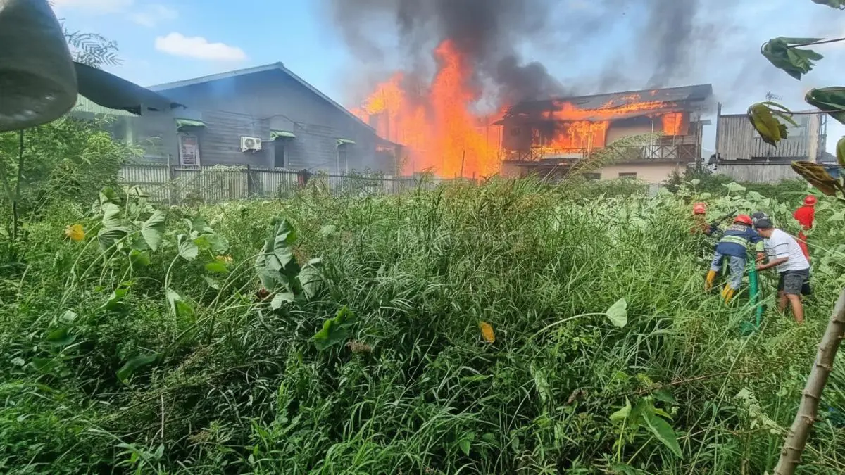 Kobaran api di permukiman padat Samarinda Ilir saat kebakaran siang hari