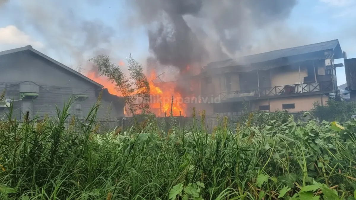 Kobaran api melahap permukiman padat di Jalan Lambung Mangkurat, Samarinda Ilir, Kamis (23 April 2026).