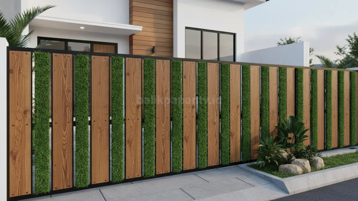 Model pagar kayu dengan aksen rumput sintetis natural
