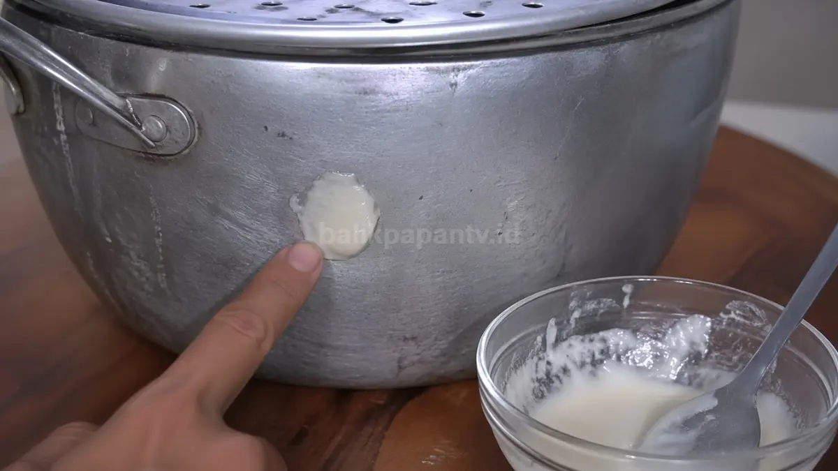 Panci berlubang diperbaiki dengan bahan dapur sederhana, solusi hemat dapur modern.