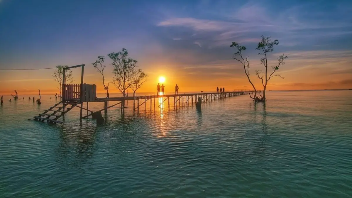 Pantai Serumpun saat laut pasang