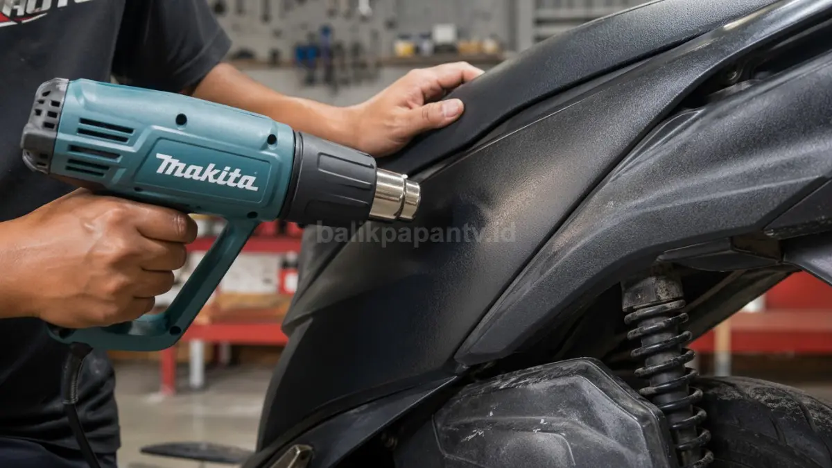 Proses menghitamkan body motor kusam dengan teknik heat gun atau pemanasan ringan.