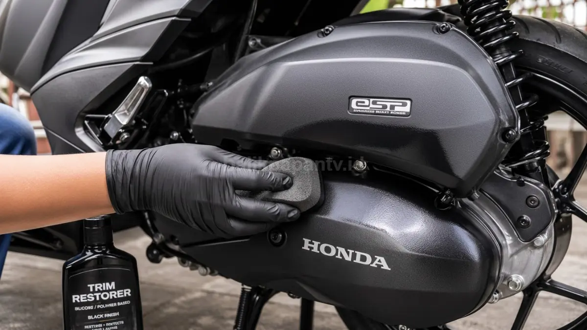 Proses menghitamkan body motor kusam dengan trim restorer hasil tampak seperti baru.