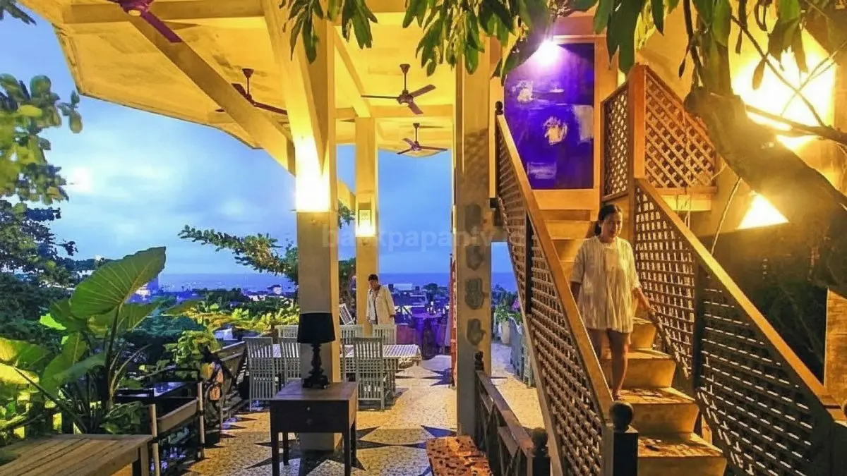 Restoran OPEN HOUSE Balikpapan dengan pemandangan laut dan kota dari ketinggian.