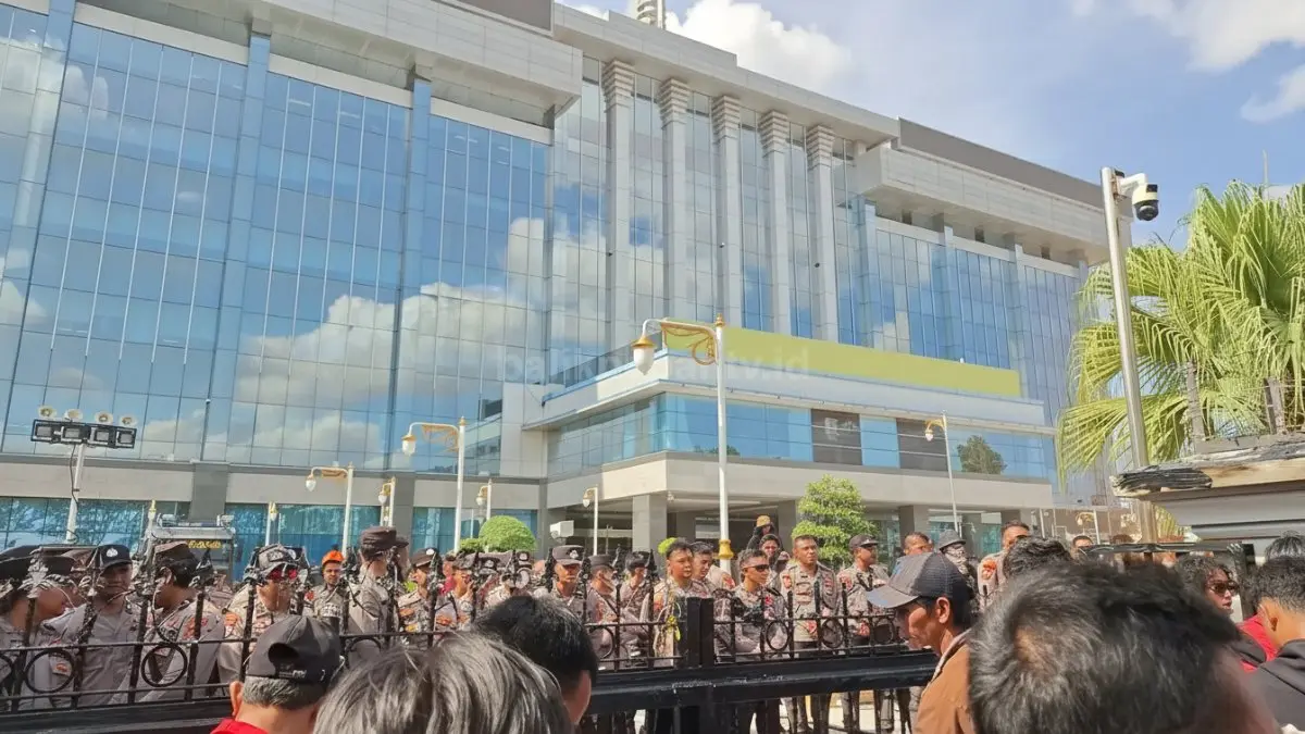Suasana aksi demonstrasi di depan Kantor Gubernur Kaltim, Selasa (21 April 2026).