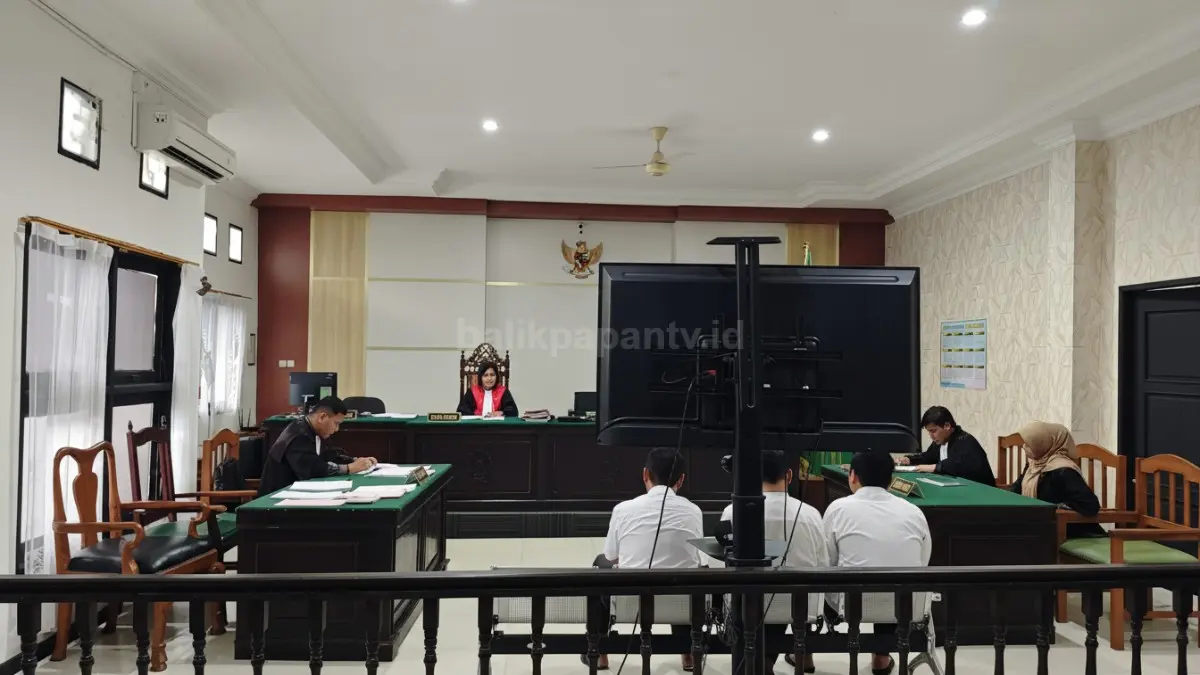 Suasana sidang kasus bom molotov di Pengadilan Negeri Samarinda saat pembacaan tuntutan jaksa, Kamis (23 April 2026).
