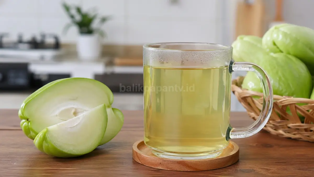 Air rebusan labu siam hangat dalam gelas kaca dengan potongan labu segar di dapur sederhana. (BTV/Ai)