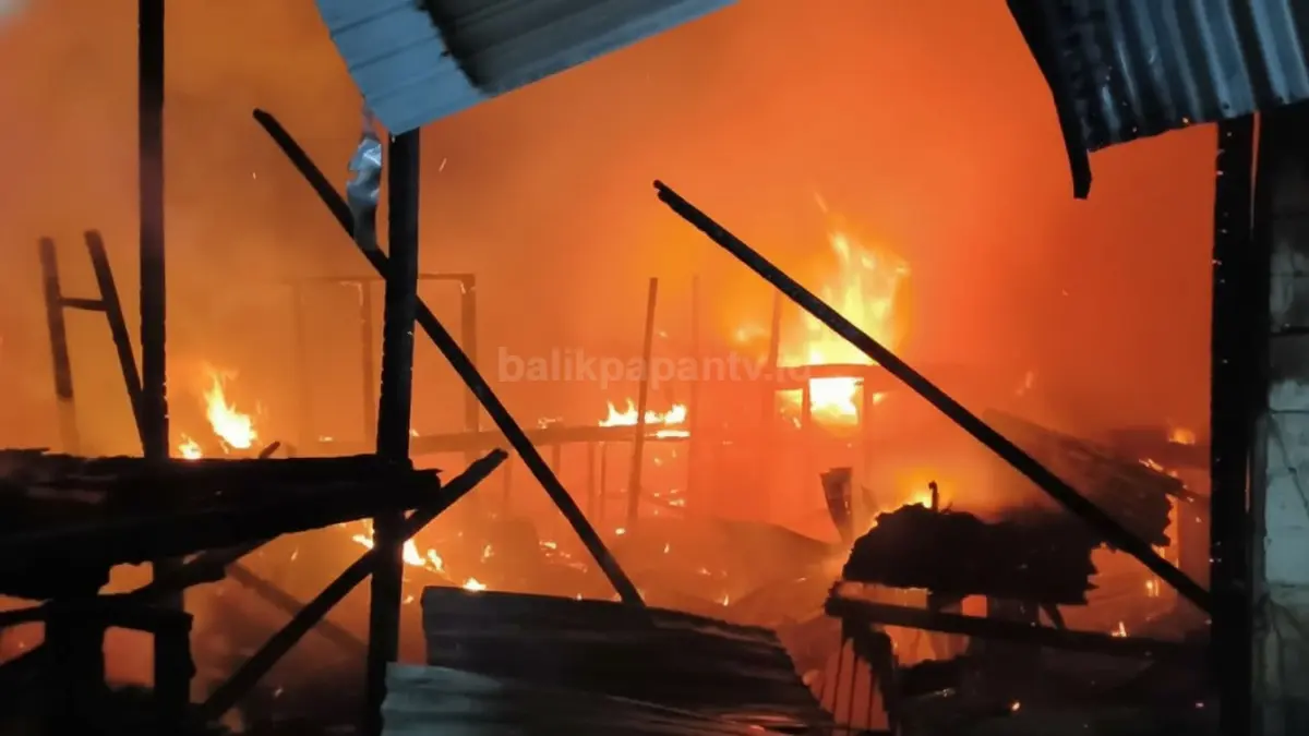 Kobaran api melahap rumah warga di Desa Liang Kukar.