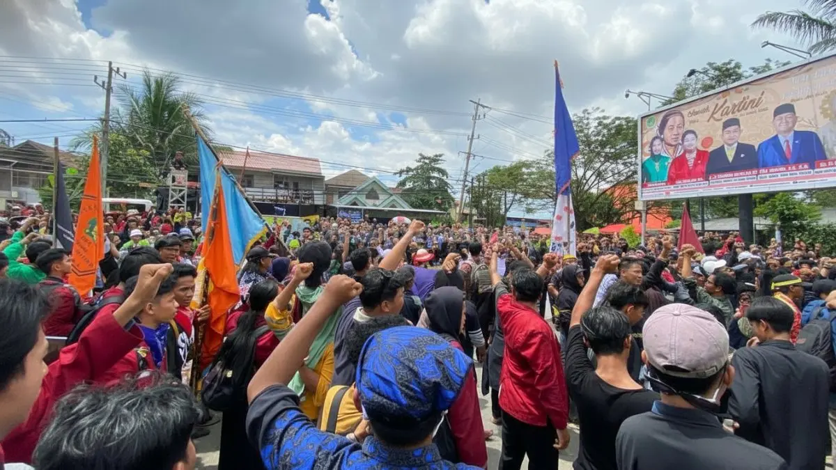 Suasana aksi massa di DPRD Kaltim yang mendorong hak angket dan pengawasan kebijakan.